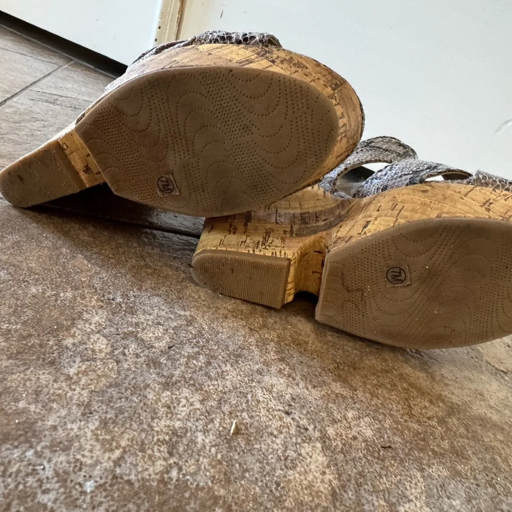 Chinese Laundry Gray and Tan Wedges with Cork Heel - Picture 4 of 4